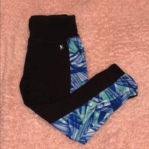 Cropped athletic leggings with blue